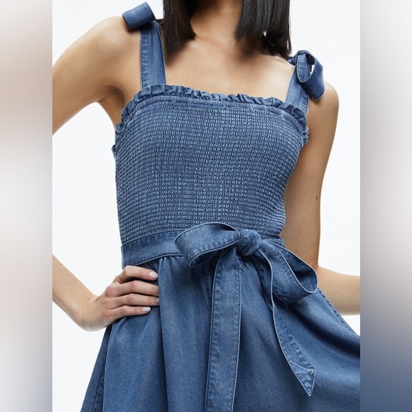 EUC ALICE + OLIVIA SOLD OUT ROZ SMOCKED CHAMBRAY ROMPER SZ 10 - Picture 4 of 10